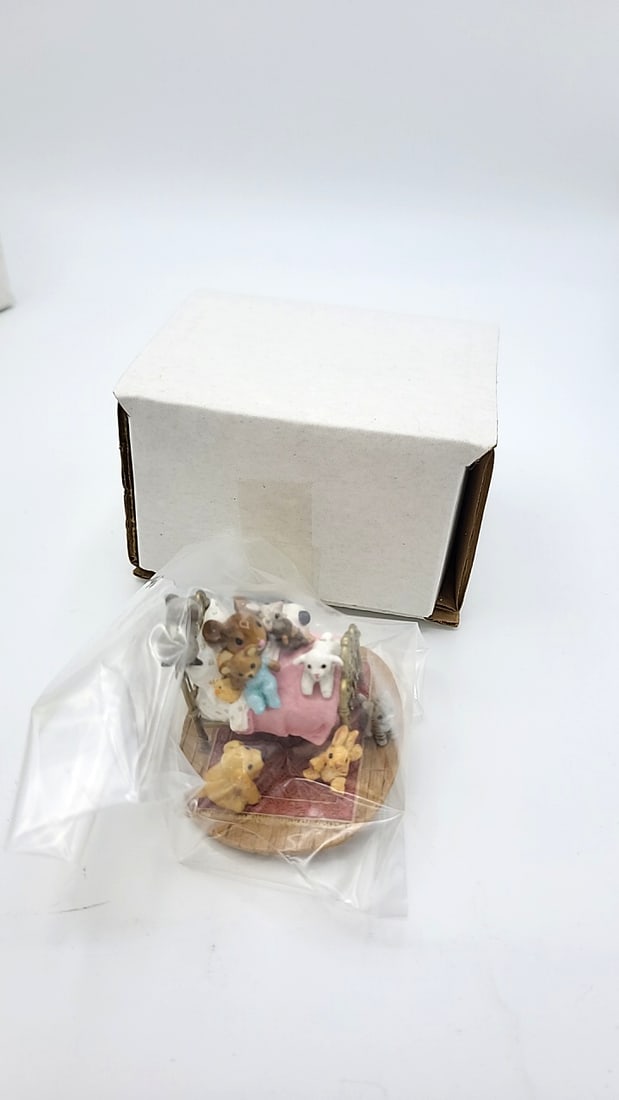 Wff M-412a Her Creature Comforts 2010 Miniature Animal Bed - 7