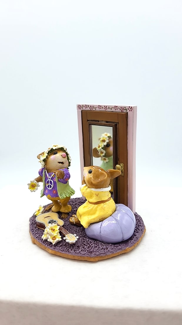 Wff Ltd-10 A Stitch In Time 2006 Mouse Figurine Flowered Dress: W petersen 2006 4 x 4 x 4 1lb High Estimate: 250 Low Estimate: 250
