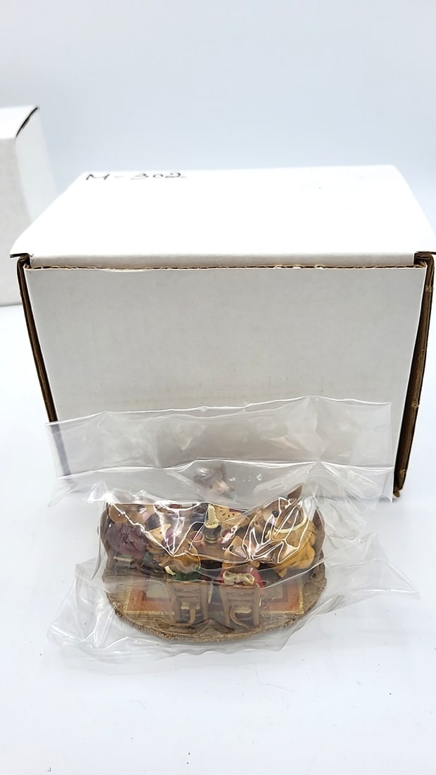 Wff M-302 Family Gathering Mouse Thanksgiving Table Figurine: 2003 william. Petersen 6 x 6 x 5 1 lb High Estimate: 448 Low Estimate: 300