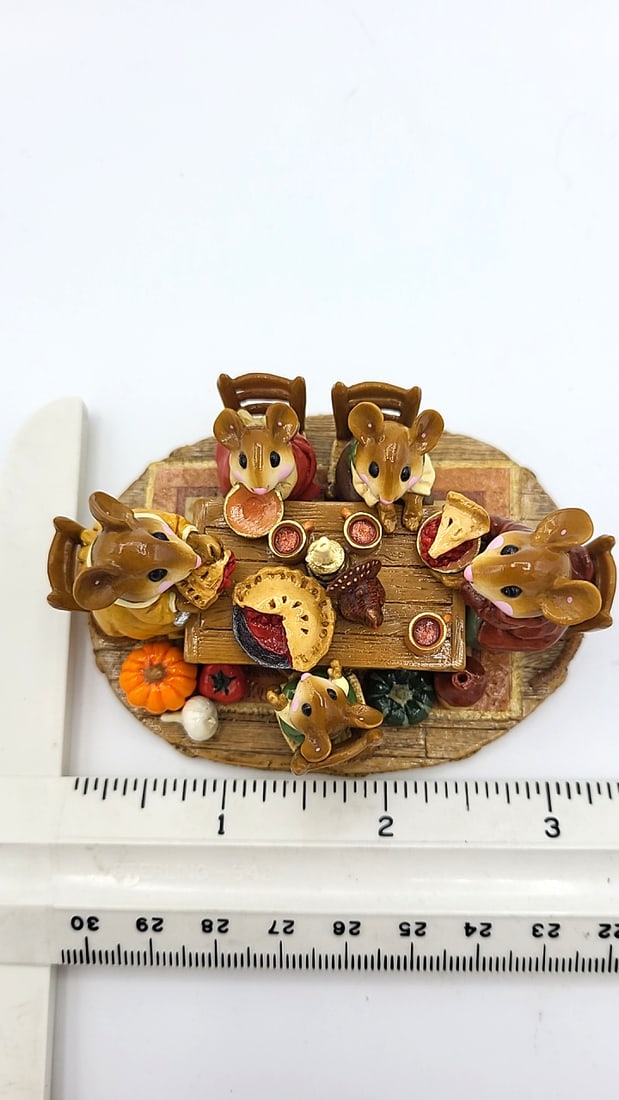Wff M-302 Family Gathering Mouse Thanksgiving Table Figurine - 3