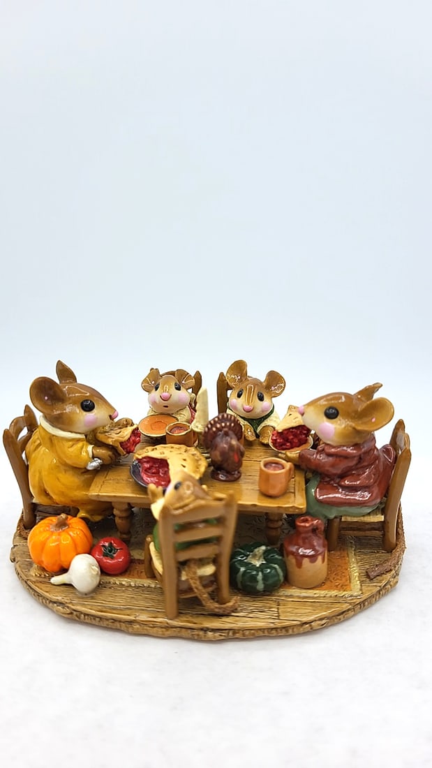 Wff M-302 Family Gathering Mouse Thanksgiving Table Figurine - 4