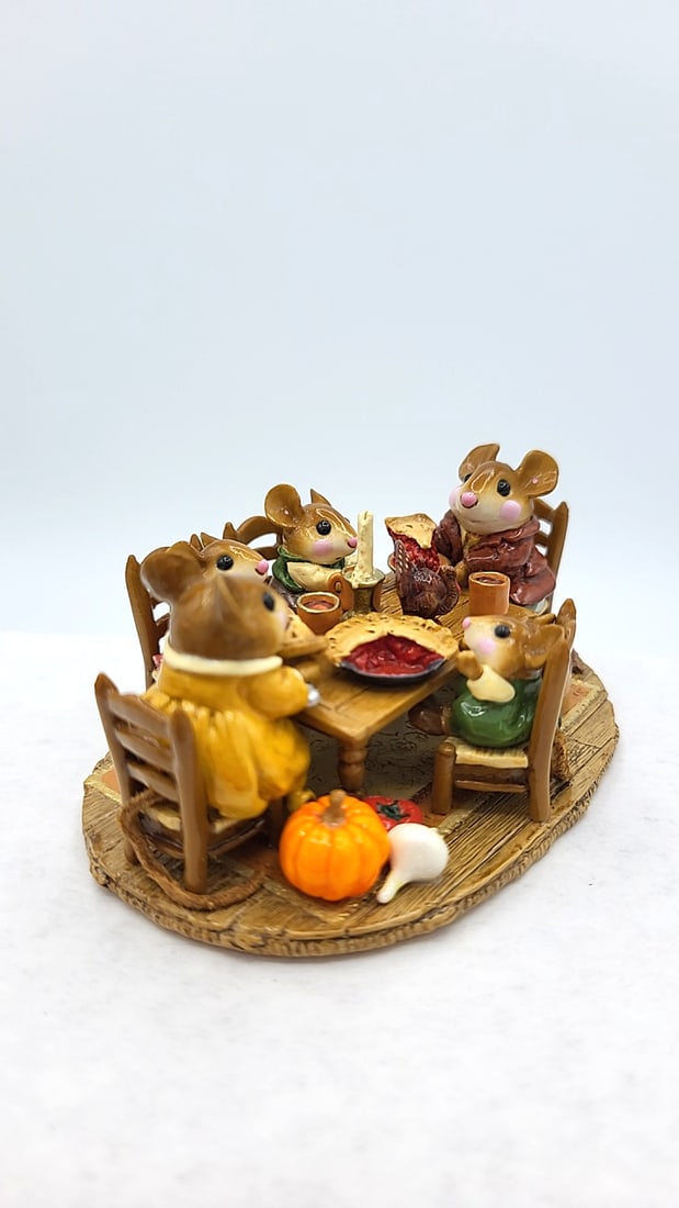Wff M-302 Family Gathering Mouse Thanksgiving Table Figurine - 5