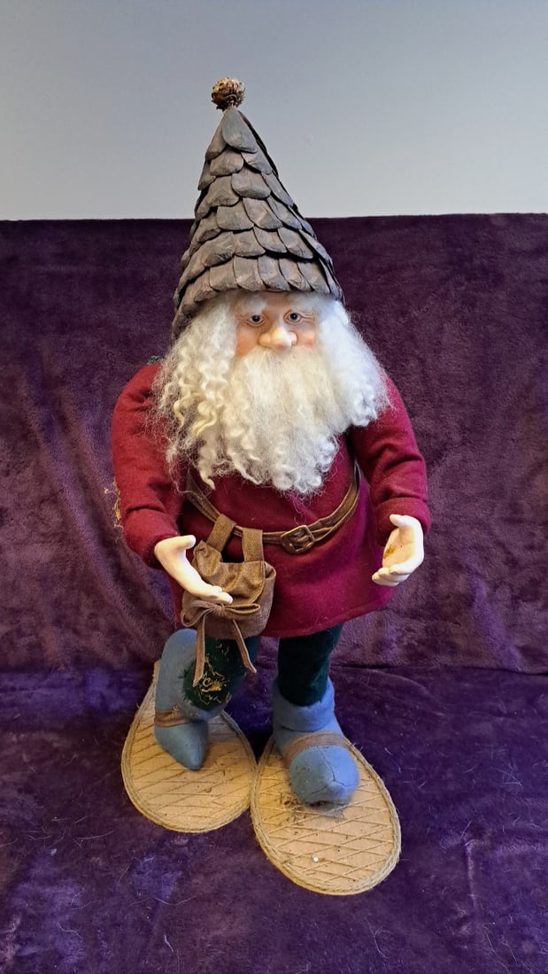 32" Christmas Santa Figurine With Pinecone Hat, Wicker Basket And Snowshoes: Needs a little cleaning. Seems to be missing something in his hand. 14 x 32. 5 x 16 4 lb we have gained a lot of experience shipping dolls from our previous auction. We offer in-house shipping. The
