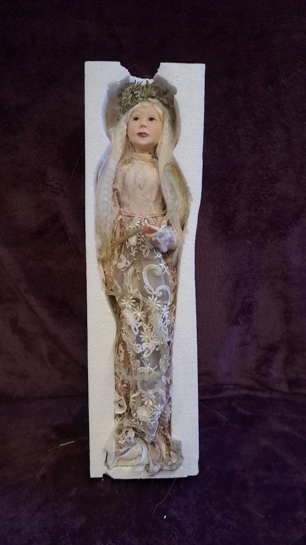 24 In Fairy Doll With Crown, White Hair, Lace Dress And Feather Wings - Coa With Box - 14