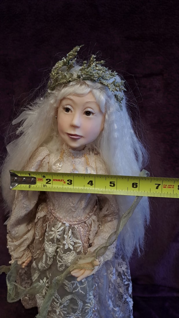 24 In Fairy Doll With Crown, White Hair, Lace Dress And Feather Wings - Coa With Box - 3