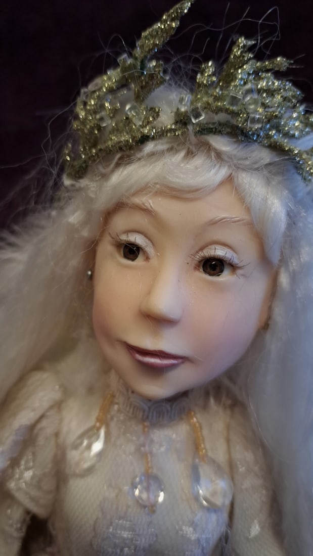 24 In Fairy Doll With Crown, White Hair, Lace Dress And Feather Wings - Coa With Box - 5