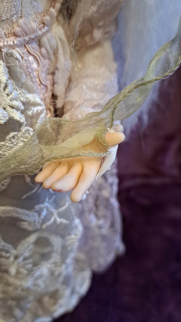 24 In Fairy Doll With Crown, White Hair, Lace Dress And Feather Wings - Coa With Box - 7