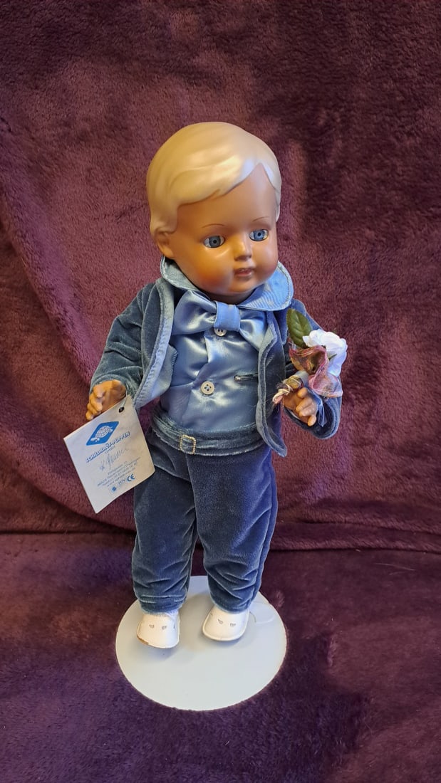 Schildkrt-puppen 16 In Blond Boy Doll Blue Velvet Outfit With Flowers And Box: Great condition. Like new with stand. 7 x 16 x 6 2 lb we have gained a lot of experience shipping dolls from our previous auction. We offer in-house shipping. The shipping price shown in the listing i