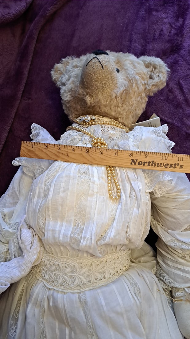 Mrs White One-of-a-kind Mohair Teddy Bear In White Antique Lace Dress With Pearls - 3