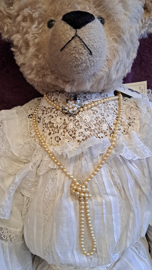 Mrs White One-of-a-kind Mohair Teddy Bear In White Antique Lace Dress With Pearls - 4