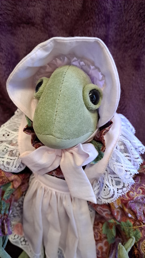 Beaver Valley Beverly Plush Frog Doll In Bonnet Dress, 13 In - 7