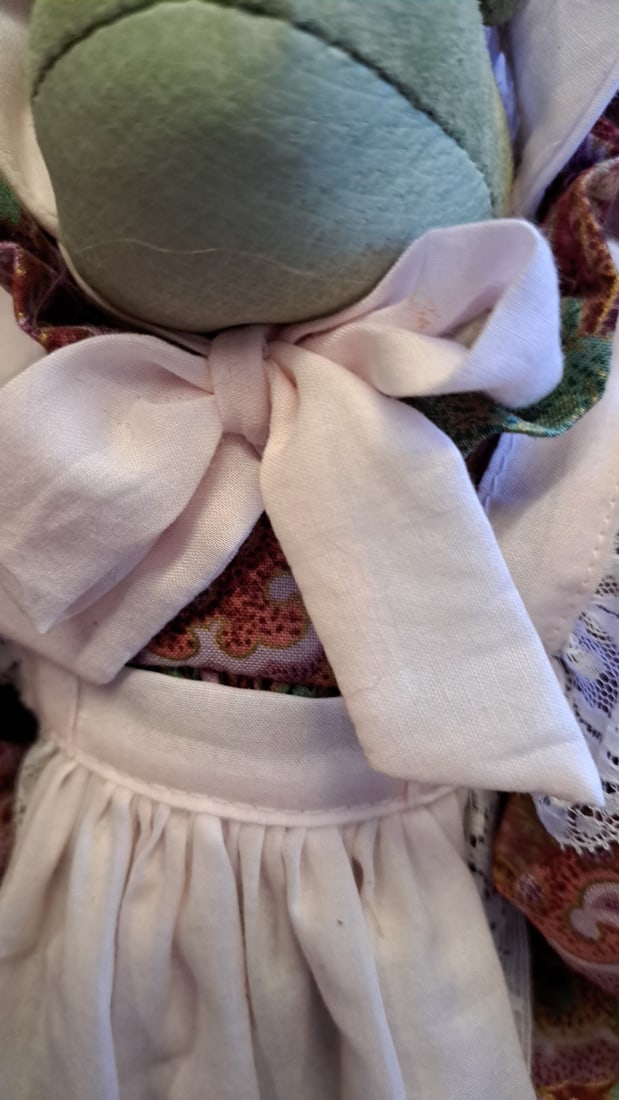 Beaver Valley Beverly Plush Frog Doll In Bonnet Dress, 13 In - 9