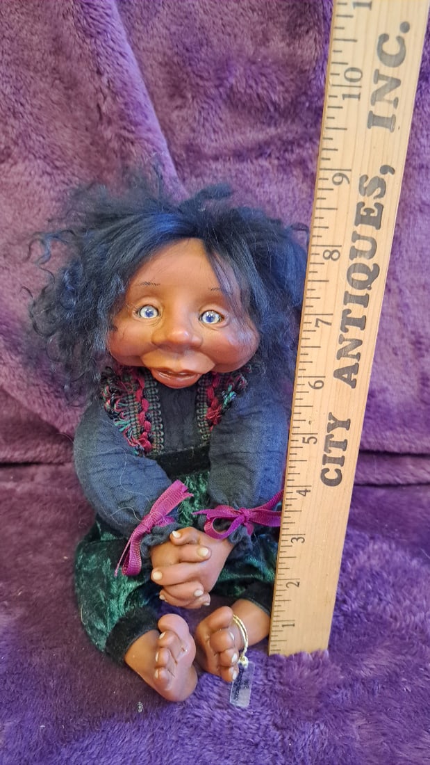 Nyform Troll Doll 9 In Black Hair Blue Eyes Green Velvet Outfit - 2