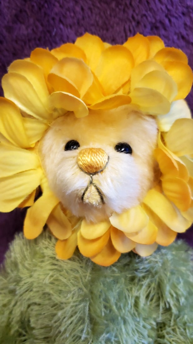 9 In Green Plush Teddy Bear With Yellow Flower Petal Head Costume - 4