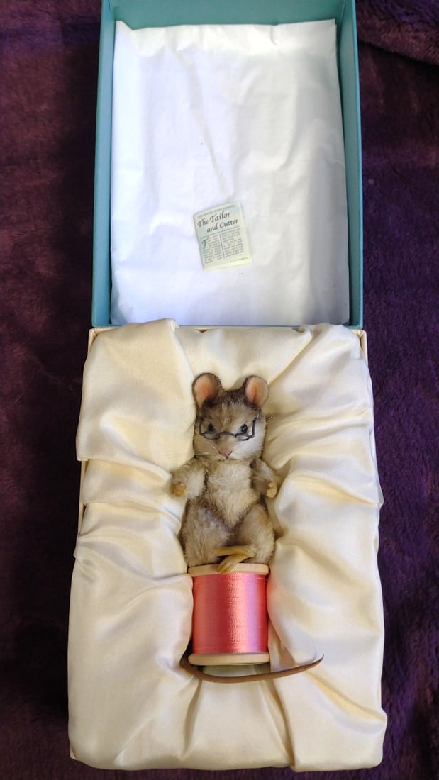 R. John Wright The Mouse Tailor And Cutter Mouse Figurine With Pink Thread Spool Box: 7x5x3 3 we have gained a lot of experience shipping dolls from our previous auction. We offer in-house shipping. The shipping price shown in the listing is the liveshipping service by liveauctioneers.