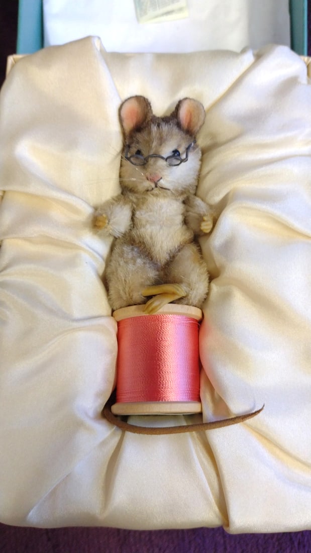 R. John Wright The Mouse Tailor And Cutter Mouse Figurine With Pink Thread Spool Box - 2