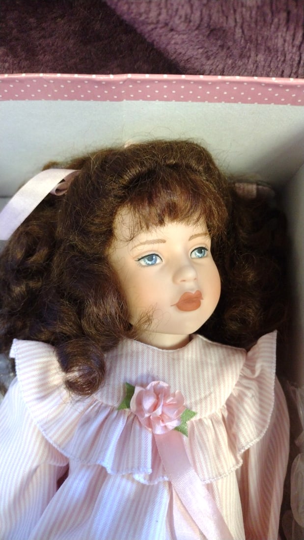 Robert Tonner Doll Co. Wendy #29/100 Brunette Doll In Pink Striped Dress With Box - 2