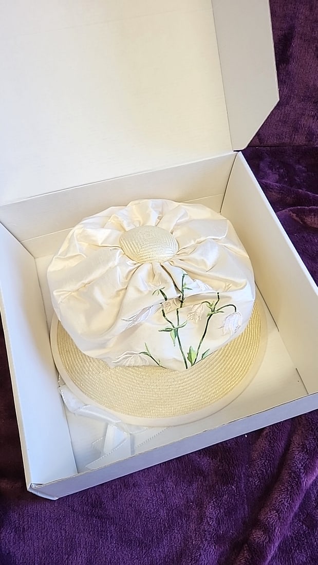 Ivory Wide Brim Straw Childrens Hat With Embroidered Floral Fabric Crown And Ribbon Ties And Boxb - 4