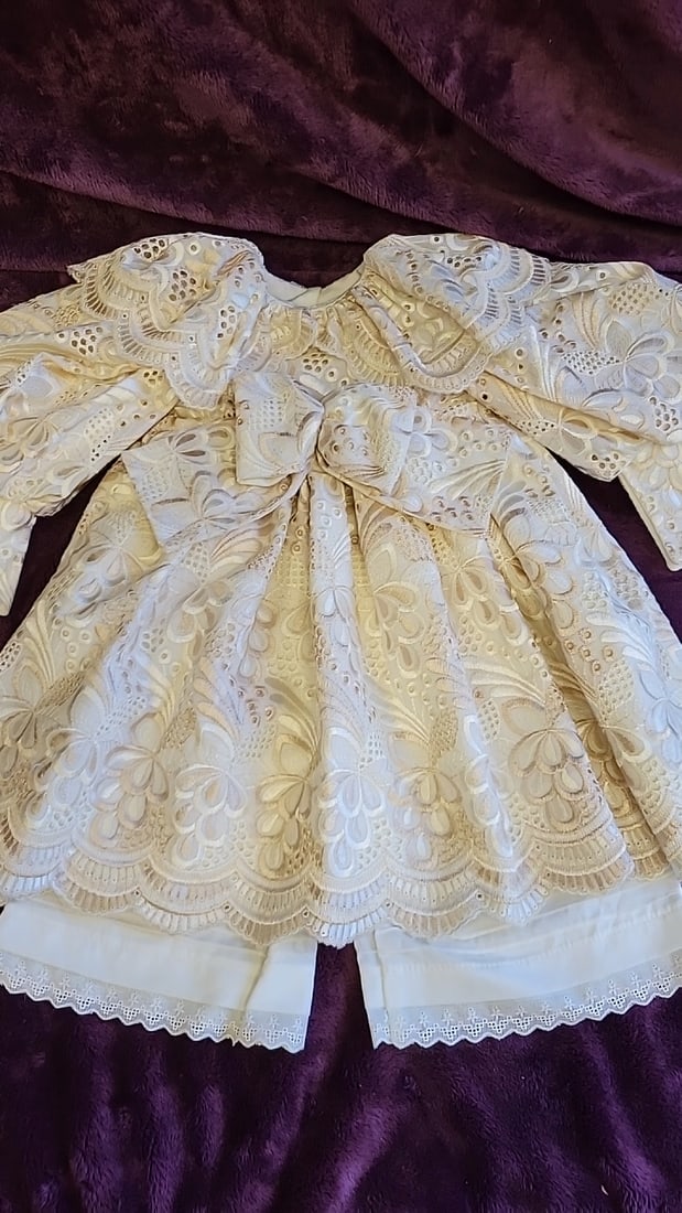 Little Victorian Lady By Donna Lee 26-28" Ivory Embroidered Cotton Doll Dress Hat Pantaloons: 12x12x2 3lb we have gained a lot of experience shipping dolls from our previous auction. We offer in-house shipping. The shipping price shown in the listing is the liveshipping service by liveauctione