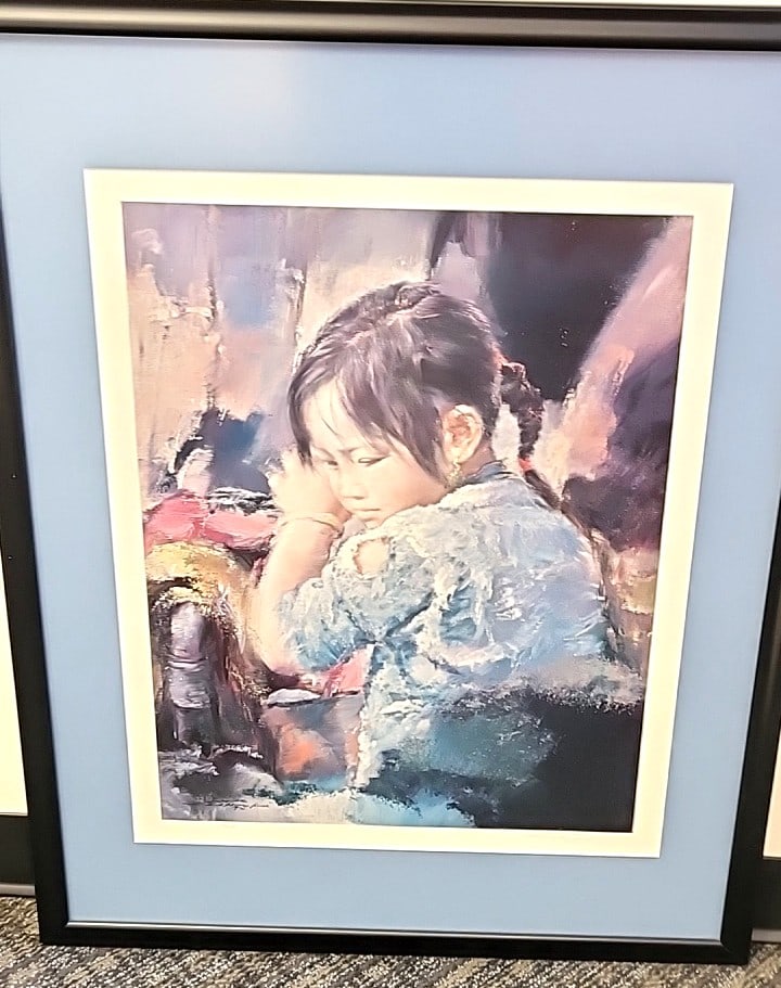 Framed Signed 1995 Portrait Art Print Of Innuit Girl Signed Kwok Numbered: 28x36x3 6 attention – shipping artwork is very expensive. The shipping price shown in the listing is the liveshipping service by liveauctioneers. We offer our own in-house shipping as well which