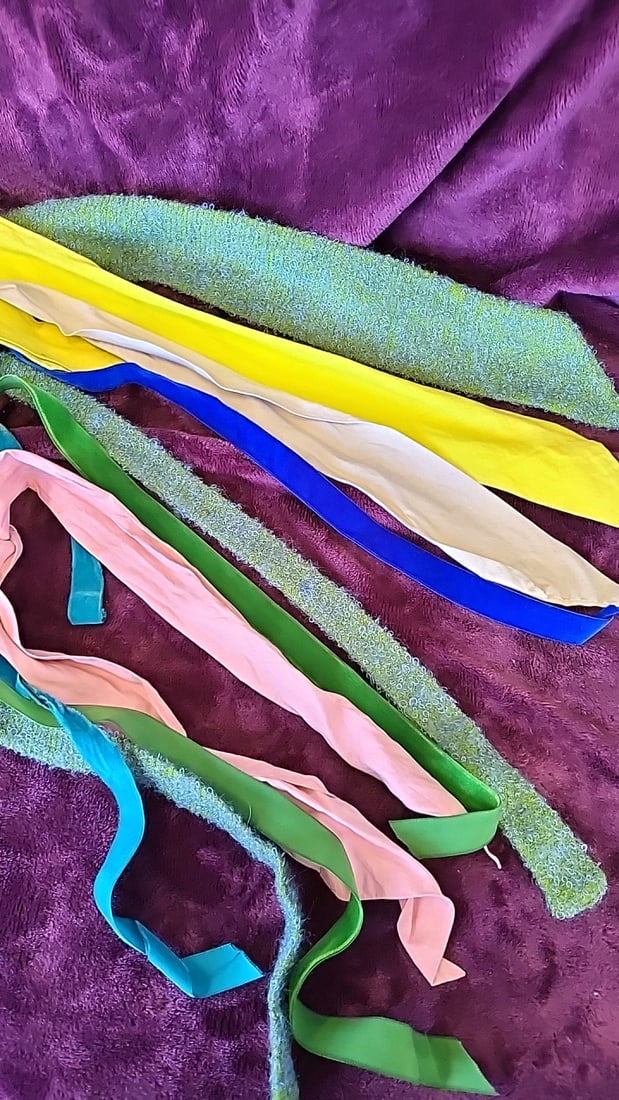 1950s Assorted Colorful Fabric Scarves: 10x10x5 1 Low Estimate: 15.00 High Estimate: 60.00