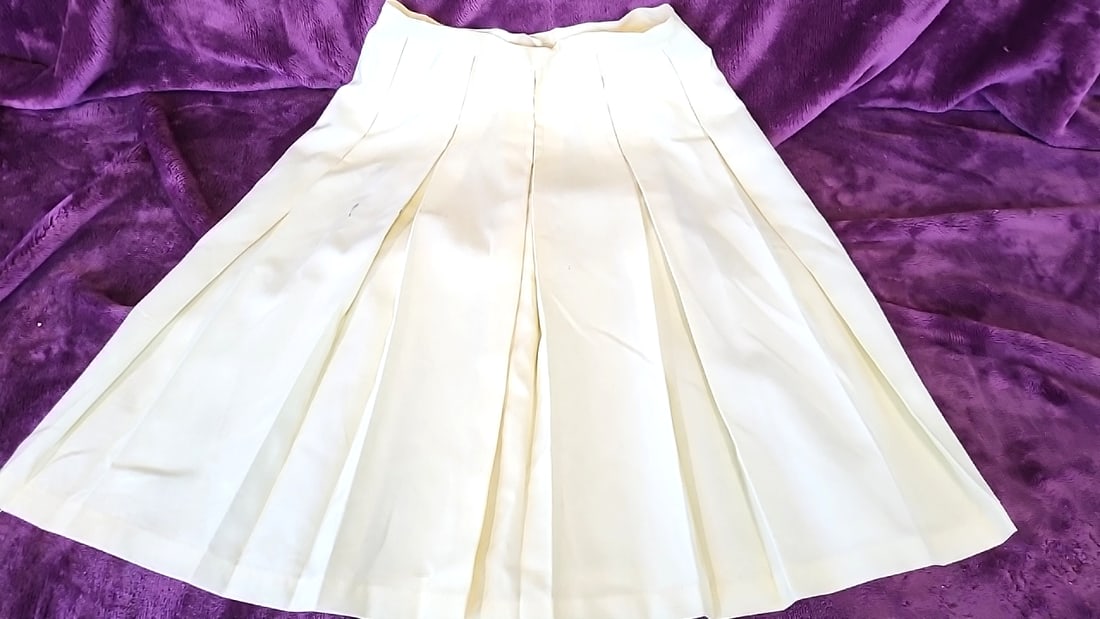 1050s Yellow Pleated A-Line Skirt with Union Made Label: Some marks 22x6x6 1 Low Estimate: 25.00 High Estimate: 85.00