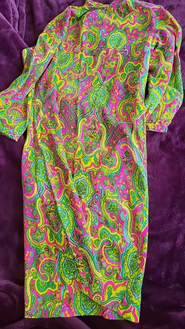 Vinrage Bright Pink Green Yellow Paisley Long Sleeve Shirt Dress: Hand made 10x10x10 2 Low Estimate: 8.00 High Estimate: 28.00