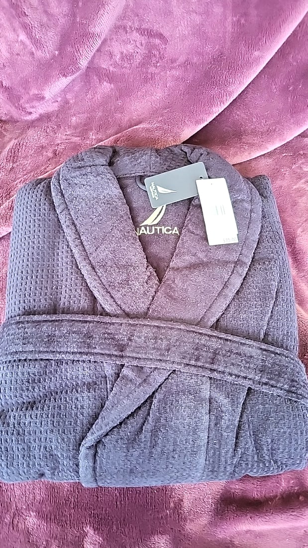 Vintage Nautica Waffle Texture Shawl Collar Belted Bathrobe Black: 20 x 18 x 5 3.2 lb Low Estimate: 15.00 High Estimate: 30.00