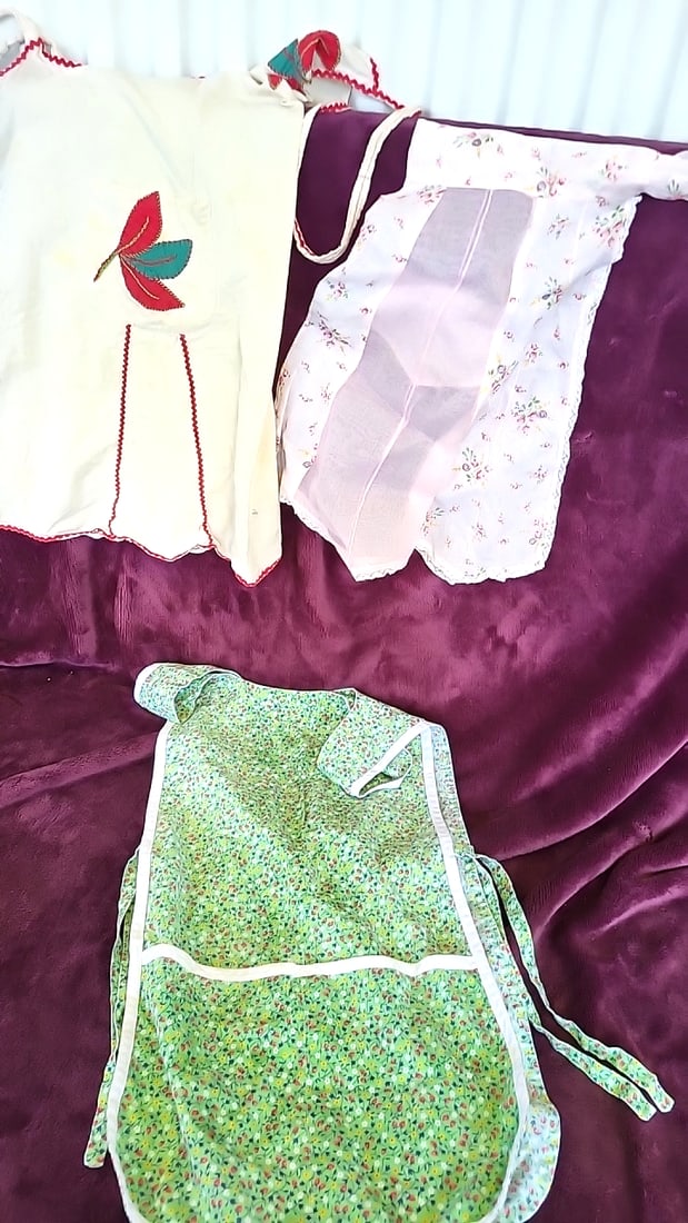 Lot of 3 Floral Aprons: Cream Leaf Applique, Sheer White, Green Print: 8x8x8 2 Low Estimate: 8.00 High Estimate: 35.00