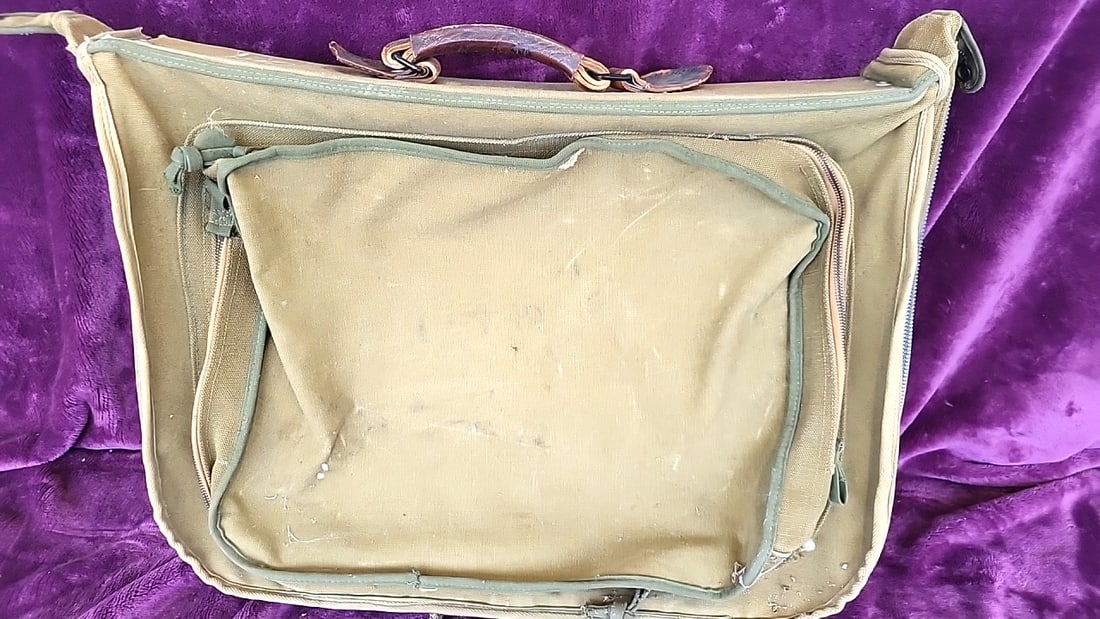 US Army Air Forces B-4 Olive Drab Canvas Garment Bag Suitcase: 26 x 17 x 7 4.5 lb Low Estimate: 45.00 High Estimate: 150.00