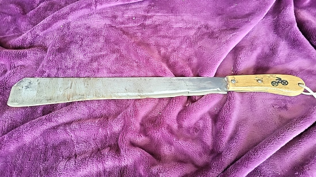 Wood Handle Machete Cane Knife, Approx. 22 in Overall: 23 x 2.5 x 0.8 1.4 lb Low Estimate: 15.00 High Estimate: 75.00