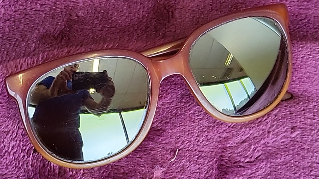 Vuarnet 002 Sunglasses Brown Frame Mirrored Lenses France: 5.8 x 2.1 x 5.6 0.1 lb Low Estimate: 50.00 High Estimate: 150.00