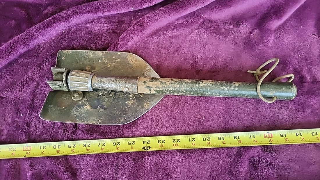 Green Metal Folding Entrenching Shovel with Screw Lock and Wire Loop, 32 in: 19 x 7 x 2.5 2.8 lb Low Estimate: 8.00 High Estimate: 25.00