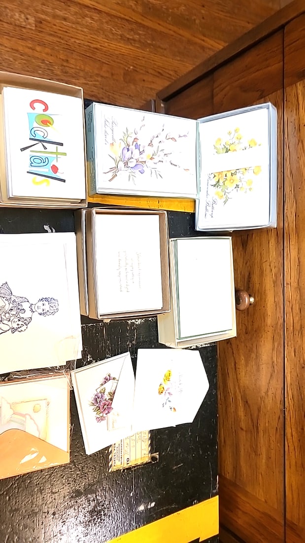 6 assorted boxes of vintage Note Cards. Cranes, Cocktails, Sympathy: 12 x 9 x 5 2 lb Low Estimate: 10.00 High Estimate: 50.00