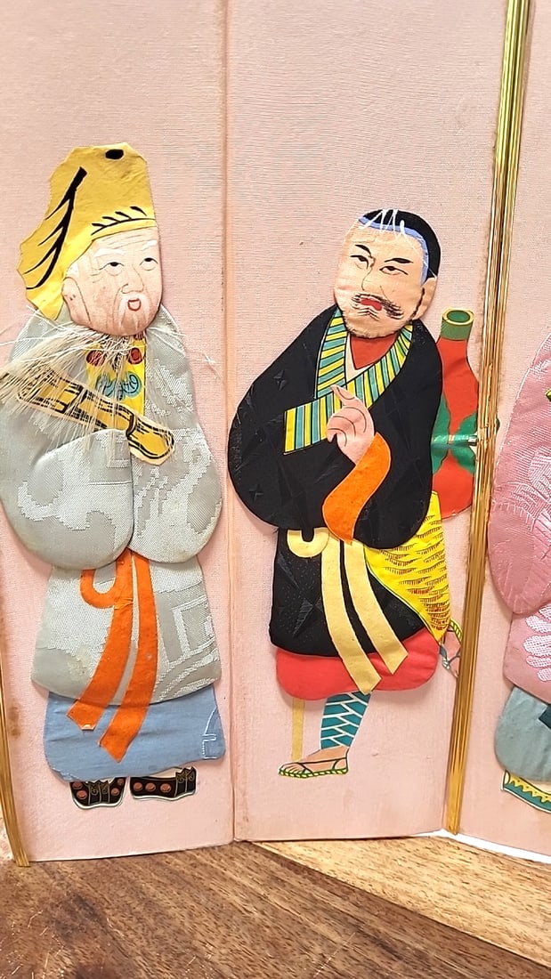 Asian Silk Folding Screen with Padded Figural Appliqu, Pink Panels and Gold Trim. - 2