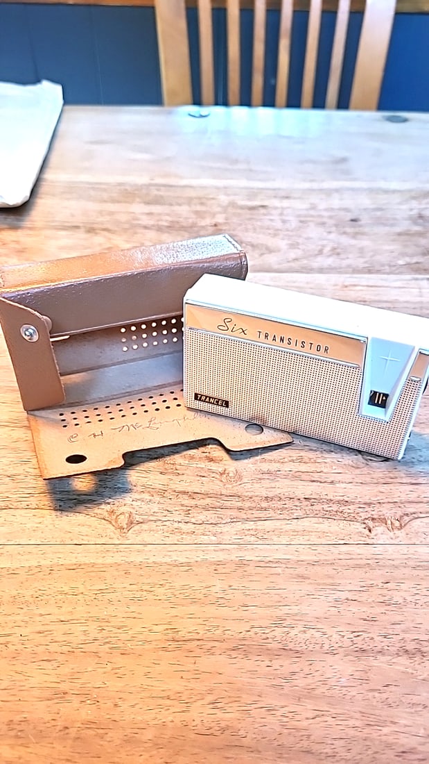 Vintage Trancel Six Transistor Pocket Radio with Brown Leather Case: Tested and working 5.8 x 3.4 x 1.3 0.9 lb Low Estimate: 15.00 High Estimate: 45.00