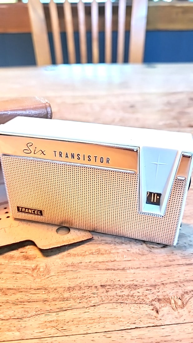 Vintage Trancel Six Transistor Pocket Radio with Brown Leather Case - 2