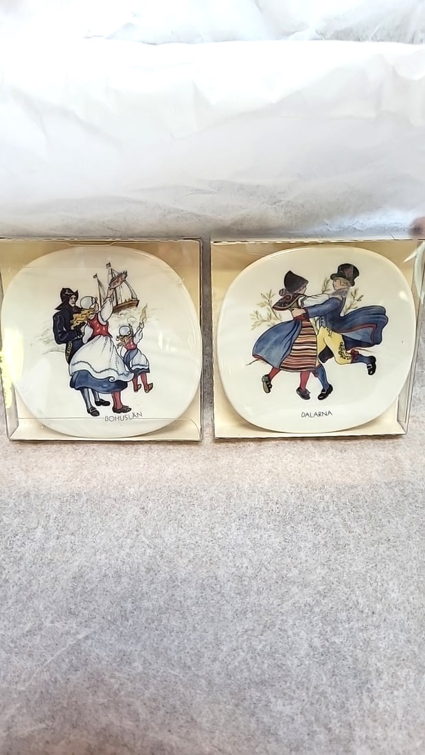 Rrstrand Svenska Landskapsdrkter Decorative Plates Dalarna & Bohusln Set of 2 - 2