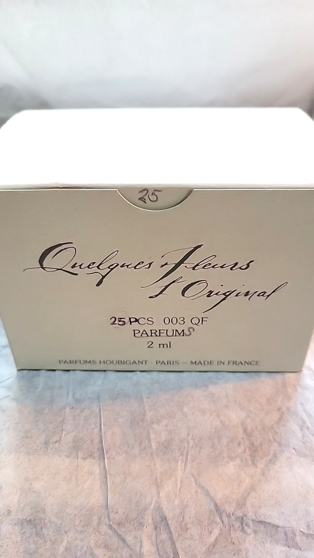 Houbigant Paris Quelques Fleurs L'Original Parfum 25 Sample Vials 2 ml: Vintage. Some vials may not be full 6 x 5 x 5 0.9 lb Low Estimate: 25.00 High Estimate: 125.00