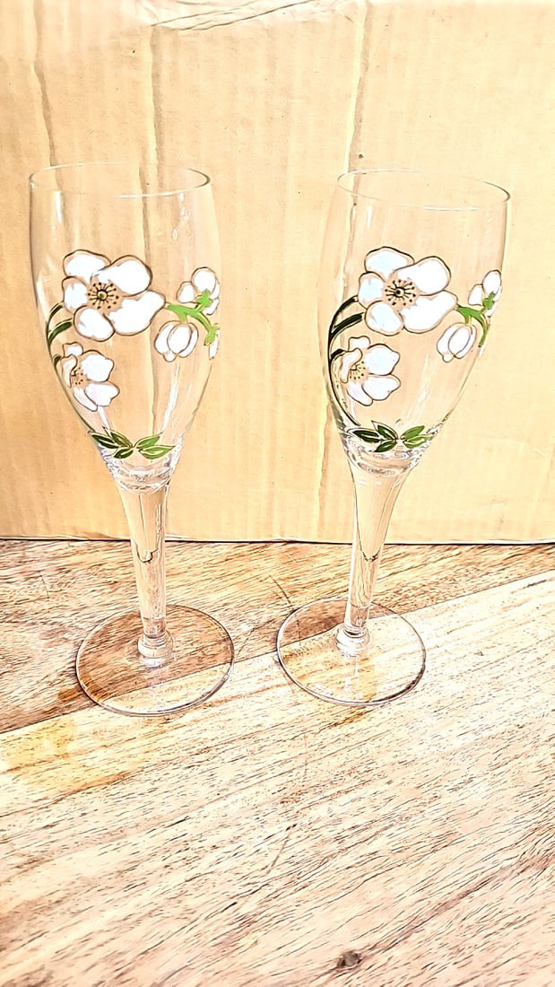 2 Perrier Jouet hand painted anemone champagne flutes. 4 oz: Great condition 8 x 4 x 3 1 lb Low Estimate: 20.00 High Estimate: 65.00