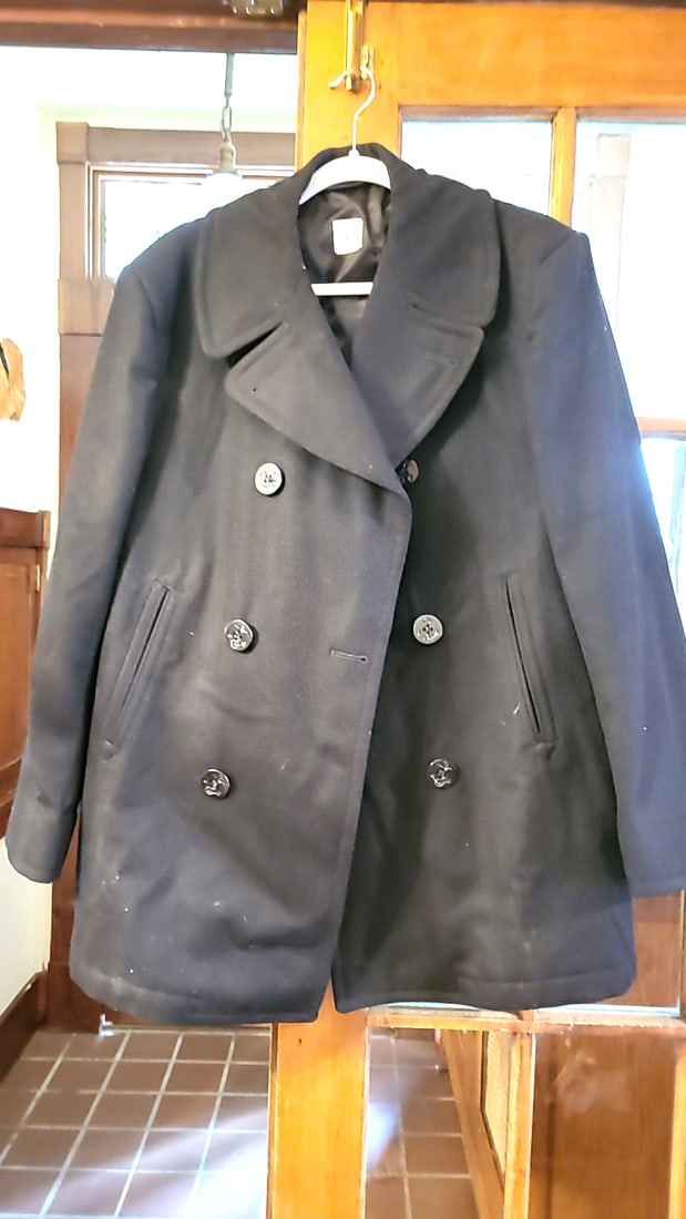 US Navy Black Wool Peacoat Double-Breasted Anchor Buttons Size 40R NSN 8405-01-154-5783: Excellent vintage condition 24 x 34 x 6 lb Low Estimate: 40.00 High Estimate: 125.00