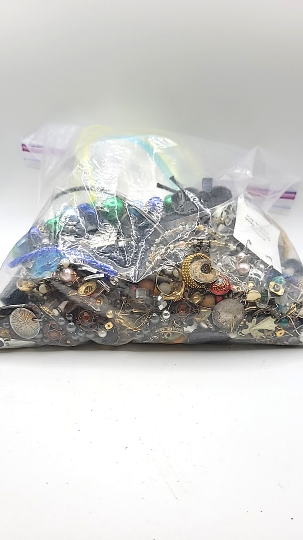 Bulk Mixed Jewelry Lot in Ziploc Smart Zip Bag, 4 lbs 11.2 grams: Mixed bag of jewelry 11 x 7 x 4 4.7 lb Low Estimate: 25.00 High Estimate: 85.00