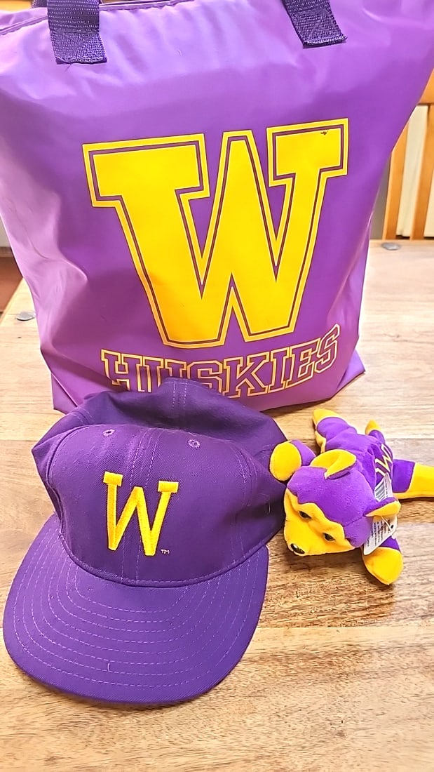University of Washington Huskies Purple Lap Blanket Bag, Ballcap and Mascot beanie: 16 x 16 x 8 2.2 lb Low Estimate: 15.00 High Estimate: 50.00