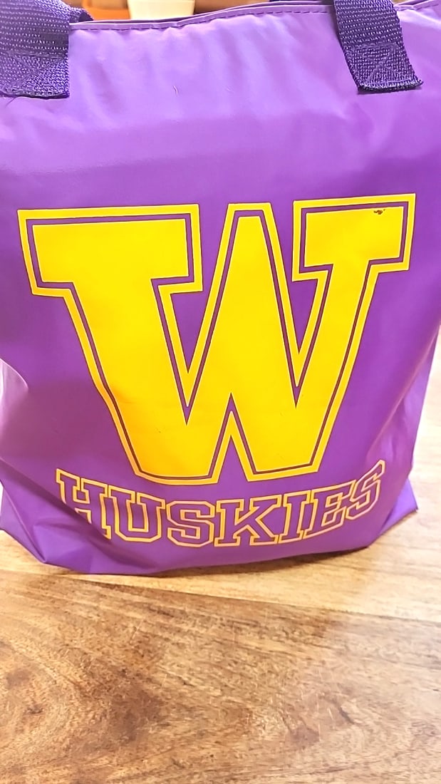 University of Washington Huskies Purple Lap Blanket Bag, Ballcap and Mascot beanie - 2