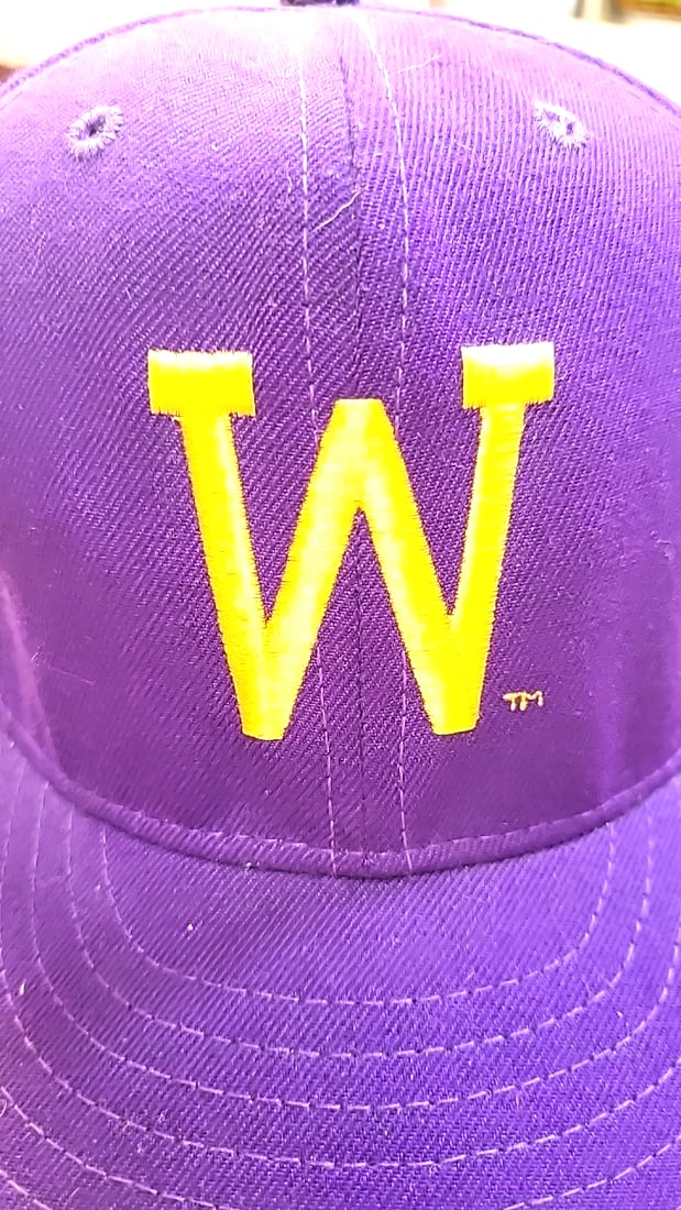 University of Washington Huskies Purple Lap Blanket Bag, Ballcap and Mascot beanie - 6