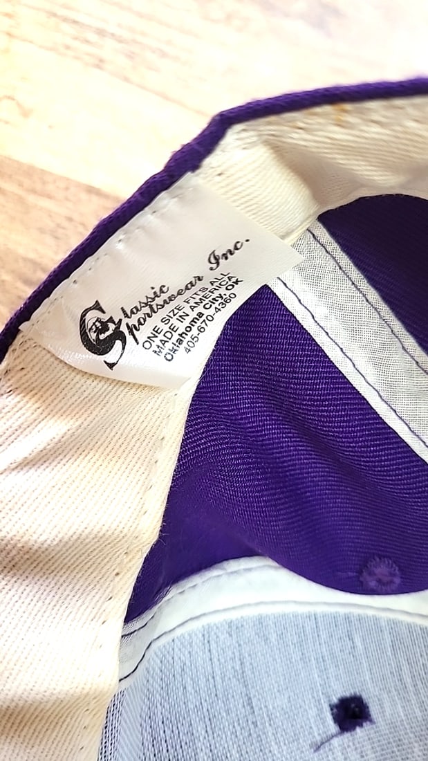 University of Washington Huskies Purple Lap Blanket Bag, Ballcap and Mascot beanie - 7