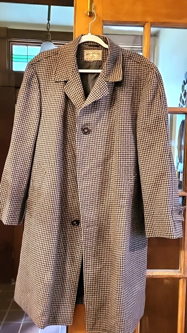 West of England Cloth Pure Virgin Wool Houndstooth mens Overcoat Brown Gray tweed: Top shoulder bottom sleeve 24 inch. Top of back collar to bottom of coat , forty one inches. 26 x 44 x 3 6 lb Low Estimate: 45.00 High Estimate: 125.00