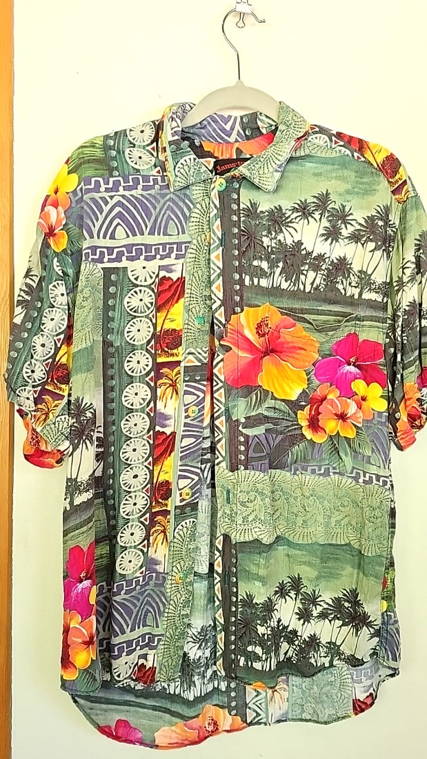 Jams World Collectors Edition 30th anniversary. Size M Tropical Floral Palm Button-Up Shirt: 28 x 31 x 0.5 0.5 lb Low Estimate: 25.00 High Estimate: 85.00