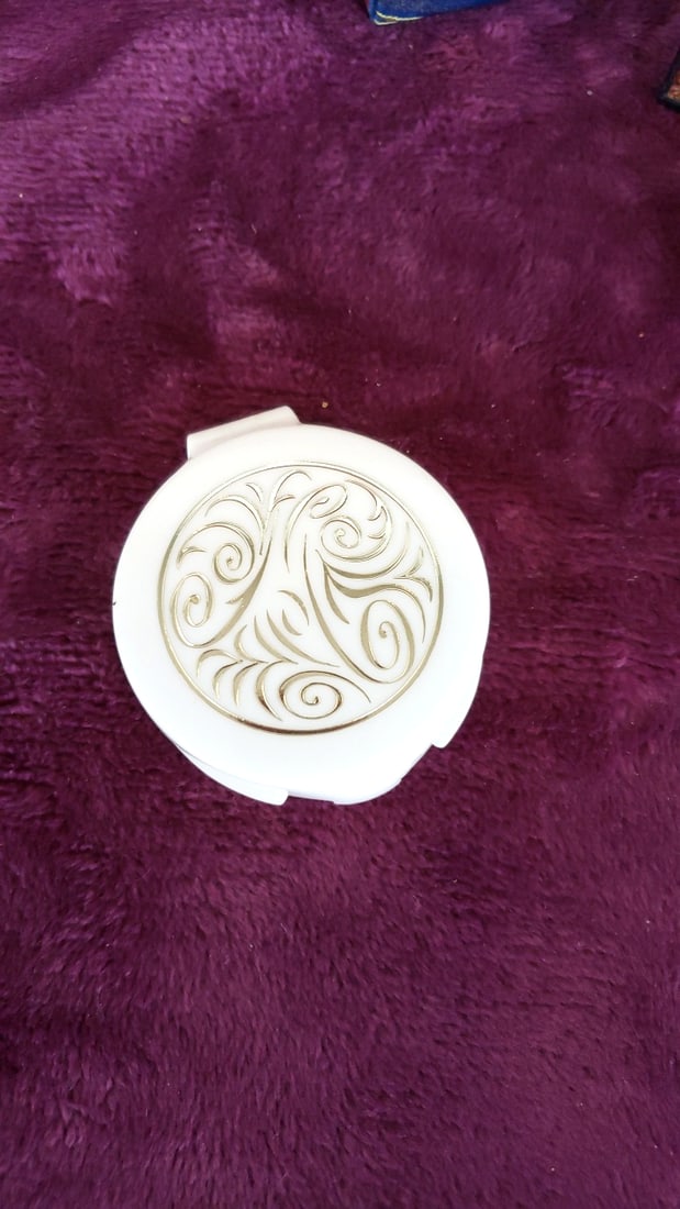 Almay Trans-Lucent Light Hypo-Allergenic Unscented Powder Compact, Made in China Brocade Compacts - 2