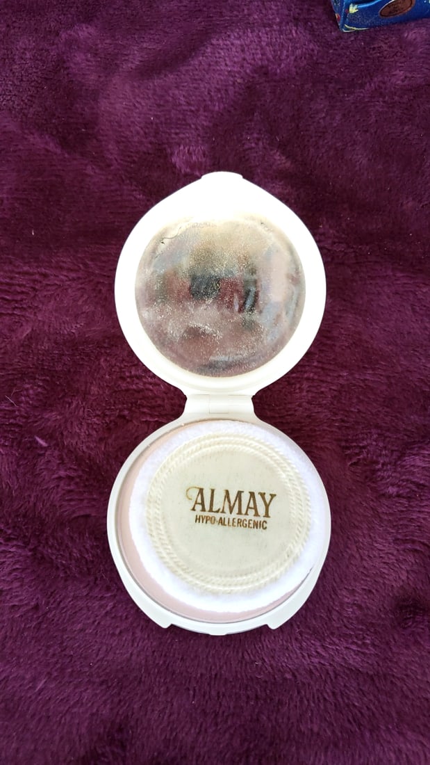 Almay Trans-Lucent Light Hypo-Allergenic Unscented Powder Compact, Made in China Brocade Compacts - 4
